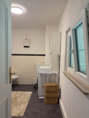Douche, sèche-cheveux, serviettes fournies, savon