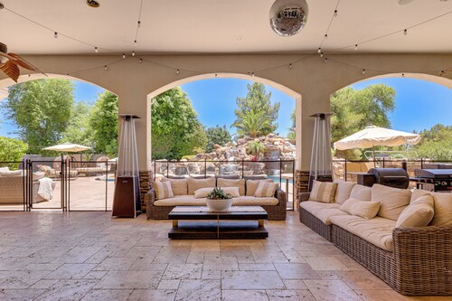 3 Mi to Dtwn Gilbert! Apt w/ Shared Poolside Oasis