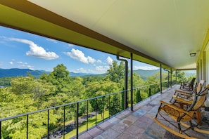 A balcony with a view of a mountainous landscape, wooden rocking chairs, and a tiled floor. - 32-acre Escape w/ Trails & Games! Gateway to Gsmnp (Franklin)