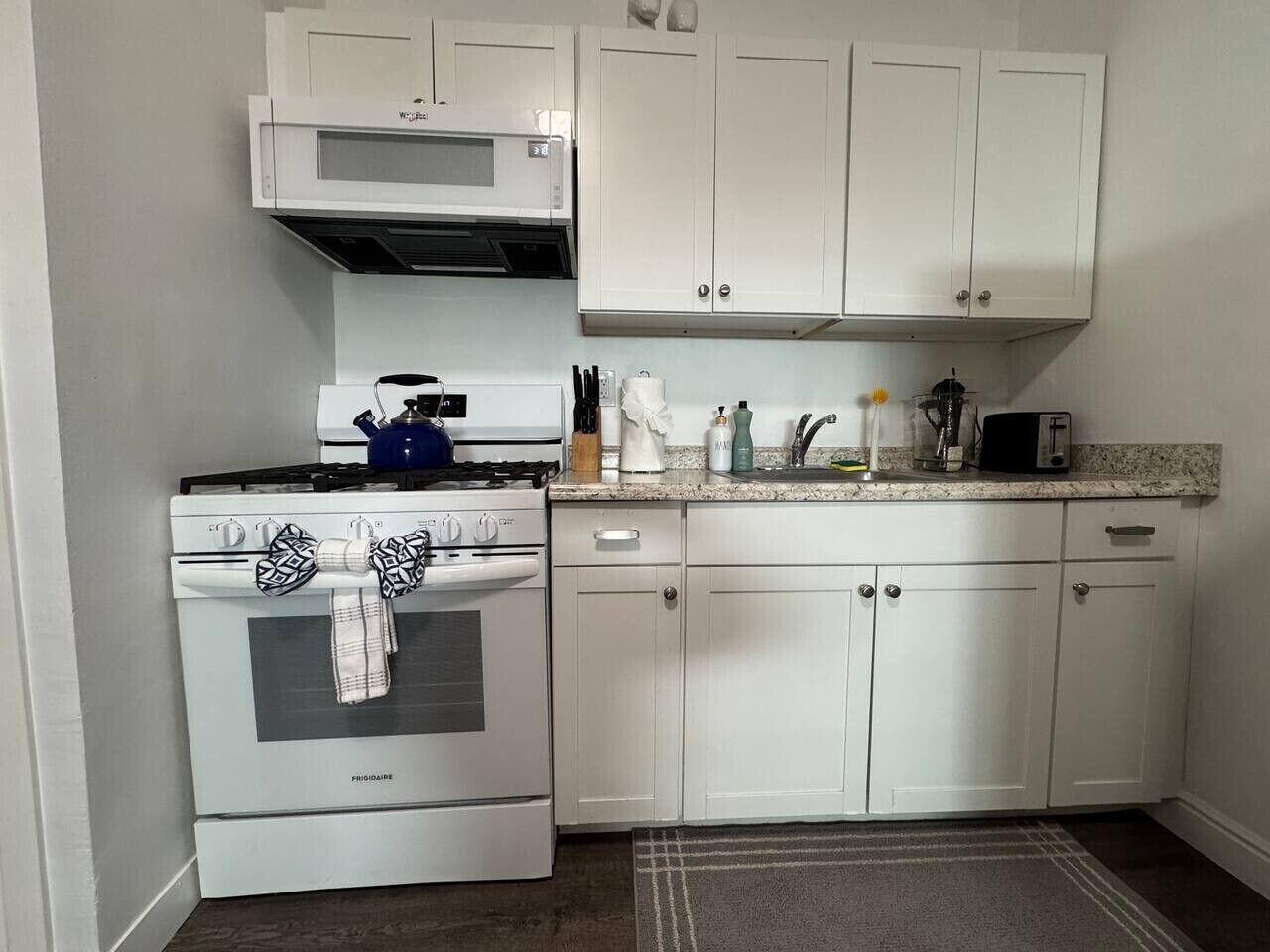 Cafeteira/chaleira, geladeira, cooktop
