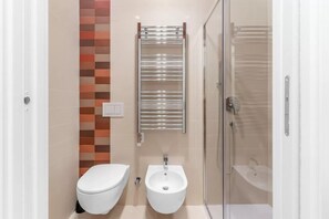 Sèche-cheveux, serviettes fournies, papier toilette