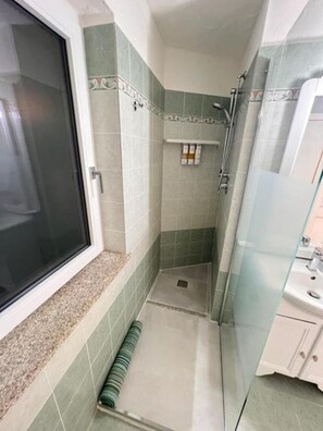 Shower, hair dryer, bidet, towels - Vrbo Property (Porto Istana)