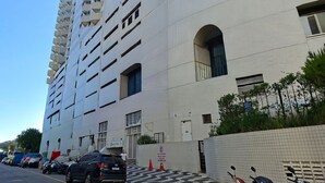 A multi-story building with a modern architectural design, featuring a series of balconies and large windows. - SHB Beachfront Varanda e Piscina (Santos)