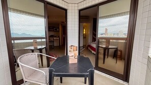 Deluxe Apartment, Balcony, Beach View | Dining - SHB Beachfront Varanda e Piscina (Santos)