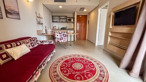 Deluxe Apartment, Balcony, Beach View | Living area - SHB Beachfront Varanda e Piscina (Santos)