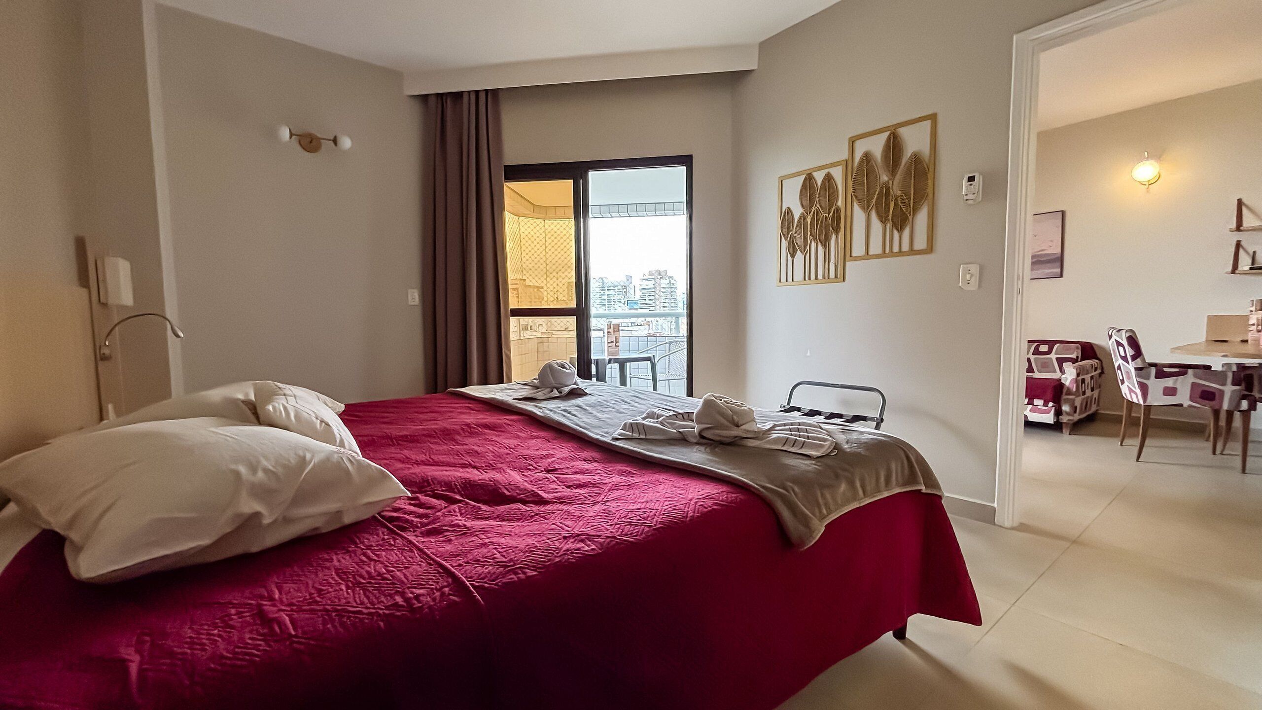 Una habitación de hotel con una cama, un escritorio y una silla.