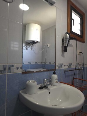 Bathroom - Tenerife South Holiday Apartments (Playa de las Américas)