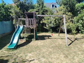 Children's area - House with a garden in Sucy, near Paris and surrounded by nature. (Sucy-en-Brie)