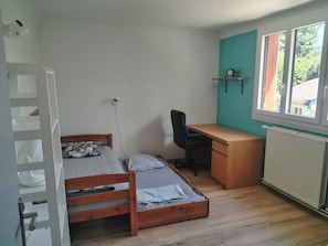 Room - House with a garden in Sucy, near Paris and surrounded by nature. (Sucy-en-Brie)