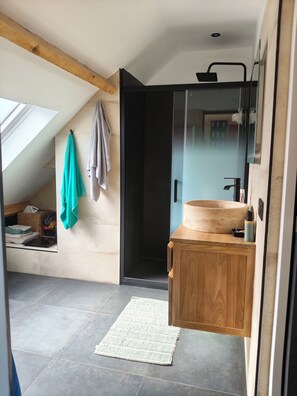 Bathroom - Vrbo Property (Sucy-en-Brie)