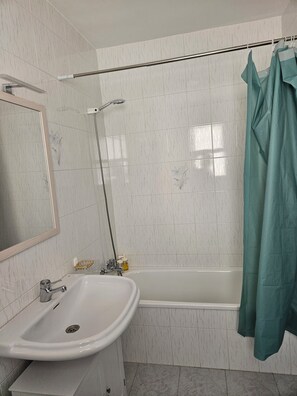 Shower, hair dryer, bidet, towels - Vrbo Property (Antequera)