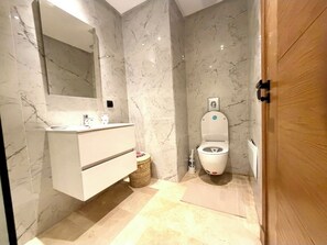 Doccia, bidet, asciugamani, carta igienica