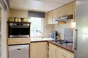 Een koelkast, een magnetron, een oven, een kookplaat