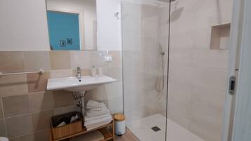Douche, sèche-cheveux, bidet, serviettes fournies