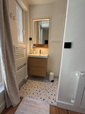 Bathroom - Vrbo Property (Mers-les-Bains)