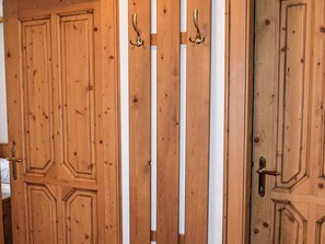 Una puerta de madera con picaporte de latón y cerradura.