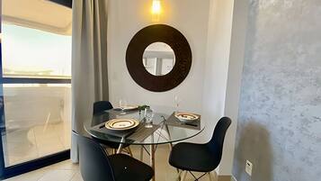 Deluxe-Apartment, Balkon, Strandblick | Speisen