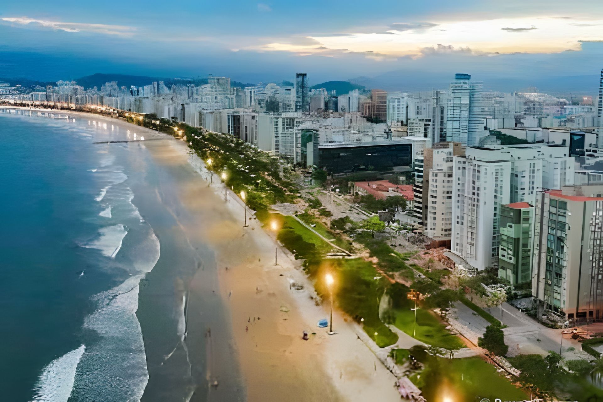 Un paysage urbain côtier avec une plage, des immeubles de grande hauteur et un ciel dégagé.