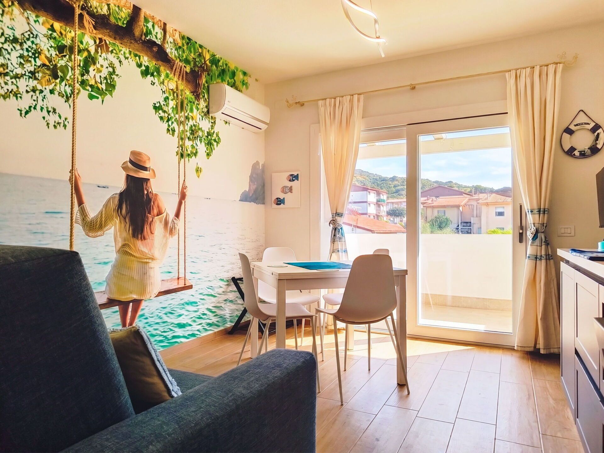 Una habitación con vistas al mar, un comedor y una cocina.