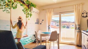 Habitació amb vista al mar, zona de menjador i cuina.