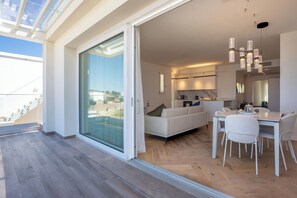 Eine moderne Wohnung mit Balkon, Essbereich und Küche.