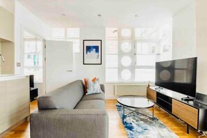 TV - Harbour Haven: 1Bed | 3Guest | Parking (London)