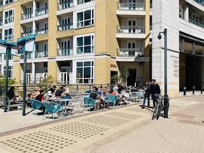 Outdoor dining - Harbour Haven: 1Bed | 3Guest | Parking (London)