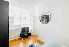 Iron/ironing board, WiFi, bed sheets - Harbour Haven: 1Bed | 3Guest | Parking (London)
