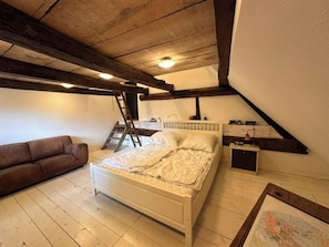 Tabla de planchar con plancha, wifi, ropa de cama