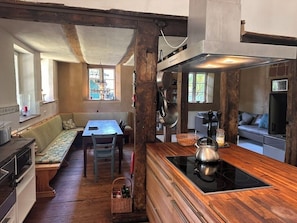 Private kitchen - Living Under a Thatched Roof (Toppenstedt)