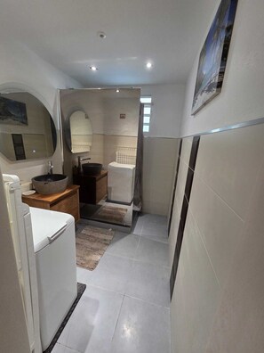 Bathroom - Vrbo Property (Pointe-Noire)