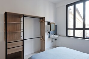 Tabla de planchar con plancha, acceso a internet y ropa de cama 
