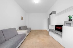 Living area - Vrbo Property (Lombardia)