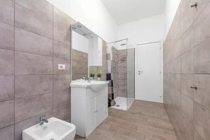 Bathroom - Vrbo Property (Lombardia)