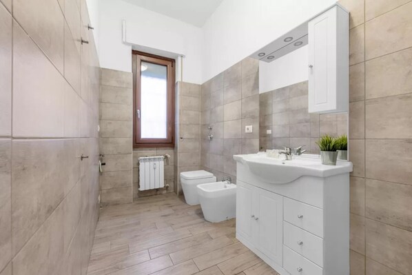 Bathroom - Vrbo Property (Lombardia)