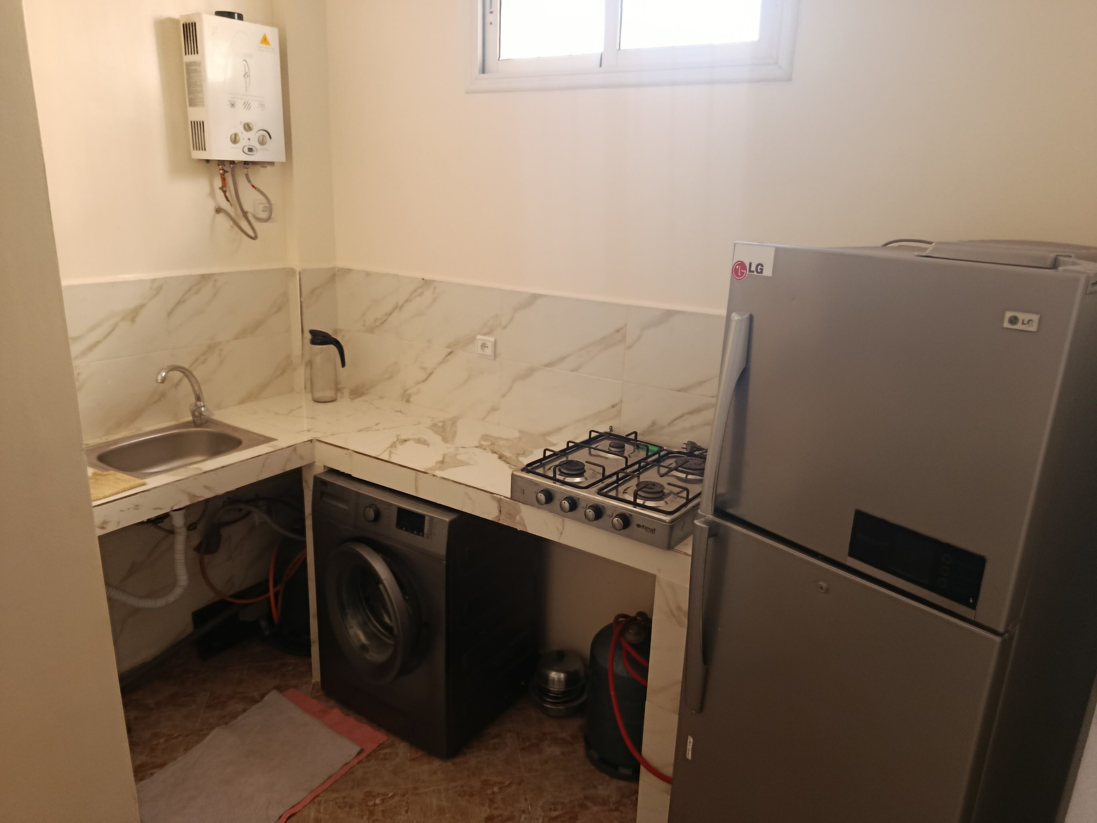 Kühlschrank, Herdplatte, Kochgeschirr/Geschirr/Besteck