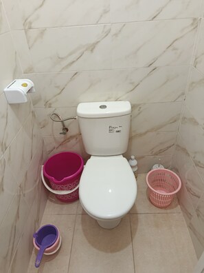 Haartrockner, Bidet, Handtücher, Toilettenpapier