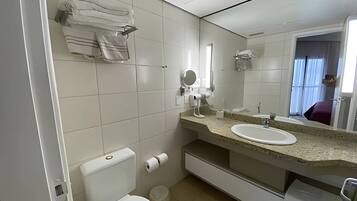 Deluxe Apartment, Balcony, Beach View | Bathroom