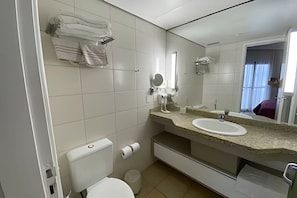 Appartement Deluxe, balcon, vue plage | Salle de bain