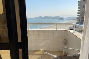 Un balcón con vistas a la playa y a las montañas.