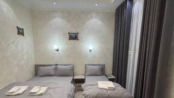 Familien-Dreibettzimmer, Stadtblick | Schreibtisch, laptopgeeigneter Arbeitsplatz, schallisolierte Zimmer