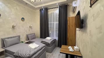 Standard-Dreibettzimmer, Stadtblick | Schreibtisch, laptopgeeigneter Arbeitsplatz, schallisolierte Zimmer