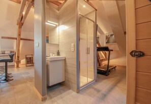 Shower, hair dryer, towels, soap - Vrbo Property (Cluses)
