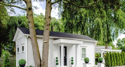 Phenomenal One Bedroom Cottage in Historic Old Lyme, Connecticut