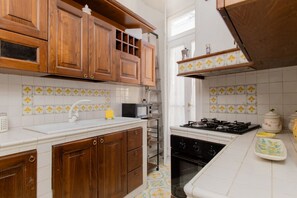 Kühlschrank, Mikrowelle, Gewürze