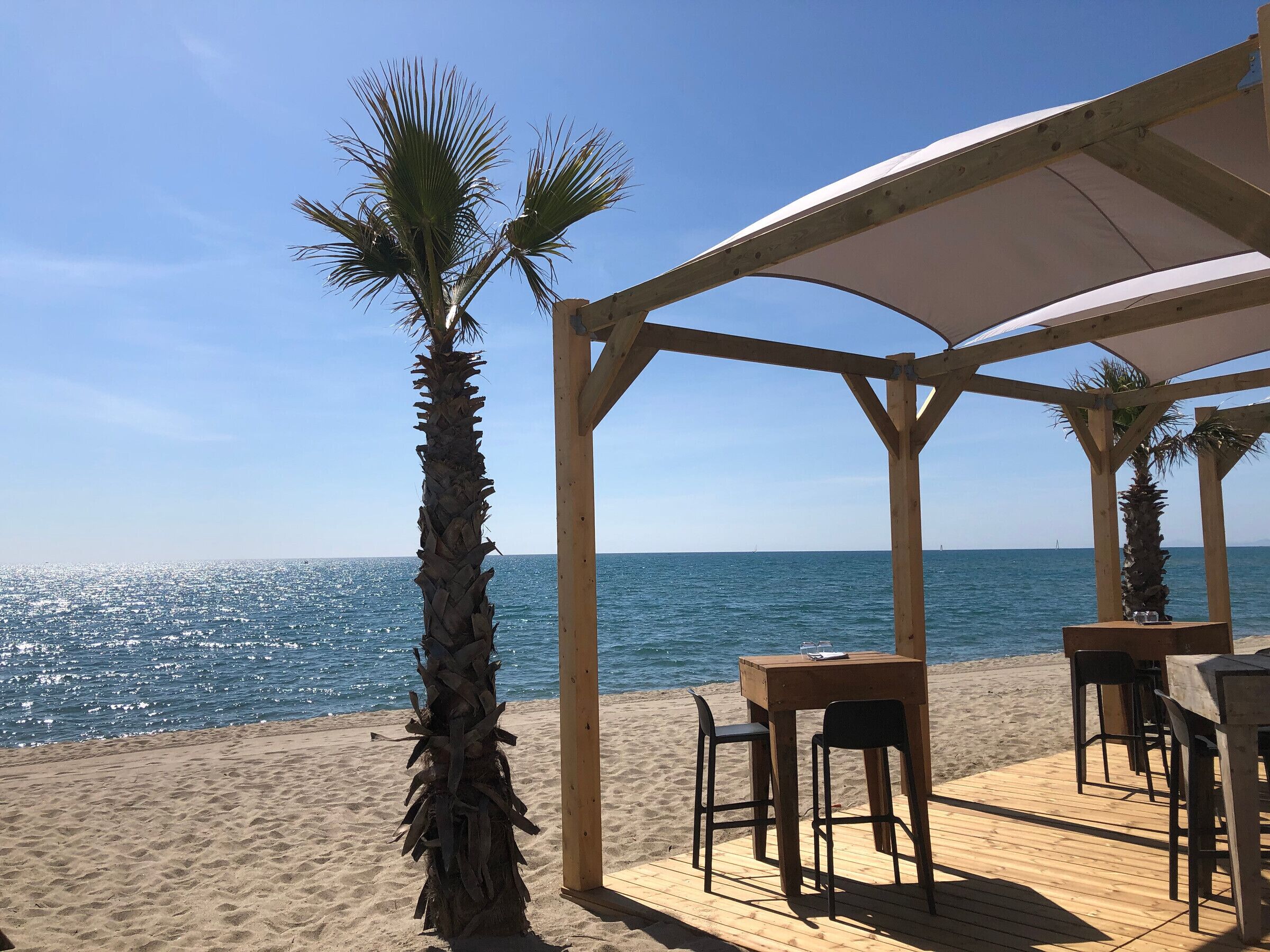 På stranden