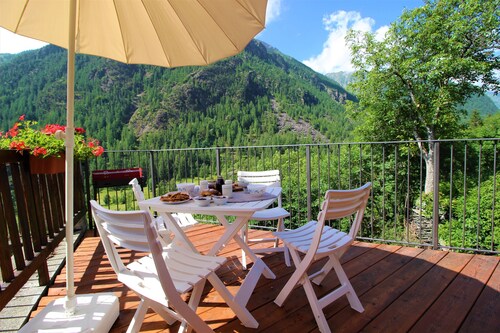Baus's Cabins. A mountain cabin in the village—warm, cozy, and offering breathtaking views.