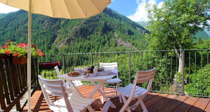 Baus's Cabins. A mountain cabin in the village—warm, cozy, and offering breathtaking views.