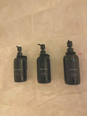Ducha, secador de pelo, toallas y jabón