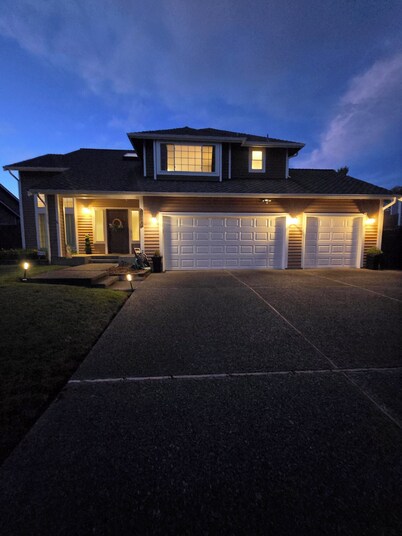 Silverdale 3-bedroom Home • Near Hospital, Bangor & PSNS with cool AC breeze